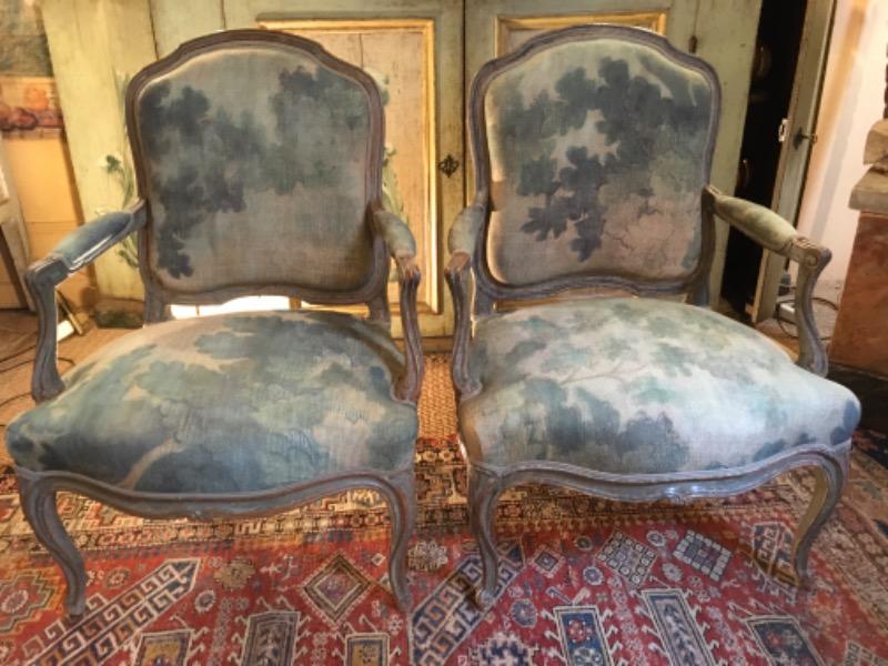 Paire de larges fauteuils d’époque Louis XV ( sud de la France ) 