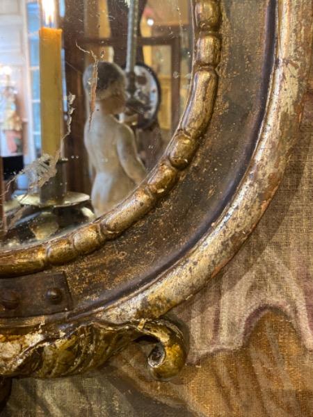Paire de miroirs italiens du XVIII ème en bois sculpté avec leur bras de lumière et leur argenture d’origine 