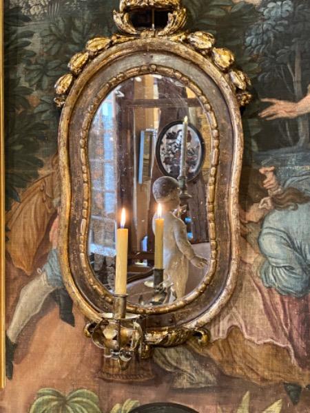 Paire de miroirs italiens du XVIII ème en bois sculpté avec leur bras de lumière et leur argenture d’origine 