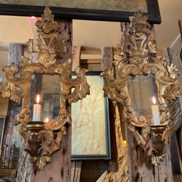 Paire de miroirs vénitiens XVIII ème en bois doré et sculpté