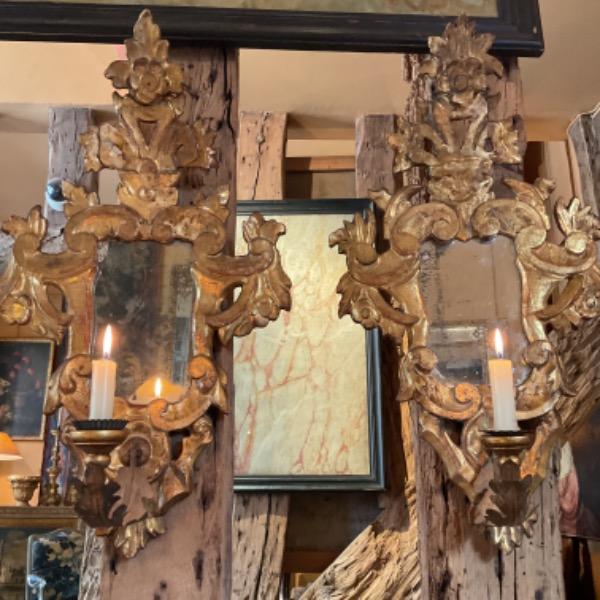 Paire de miroirs vénitiens XVIII ème en bois doré et sculpté