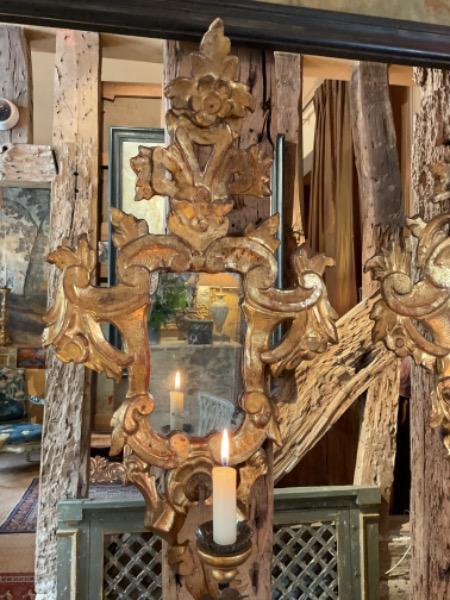 Paire de miroirs vénitiens XVIII ème en bois doré et sculpté