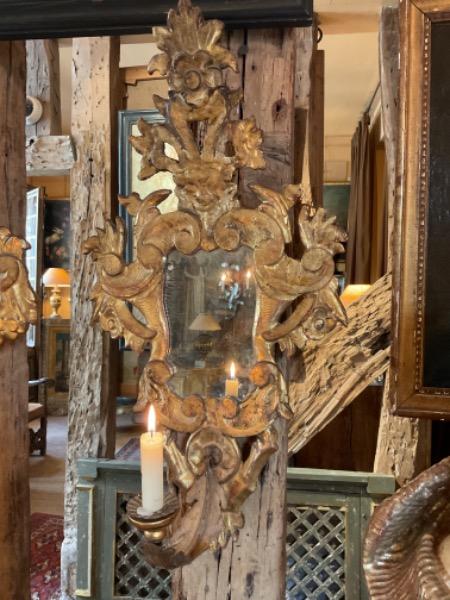 Paire de miroirs vénitiens XVIII ème en bois doré et sculpté