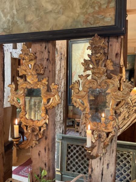 Paire de miroirs vénitiens XVIII ème en bois doré et sculpté