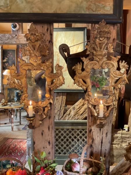 Paire de miroirs vénitiens XVIII ème en bois doré et sculpté