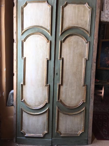 Paire de portes de boiserie italiennes peintes en bois sculpté XVIII ème 