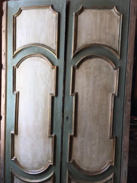 Paire de portes de boiserie italiennes peintes en bois sculpté XVIII ème 