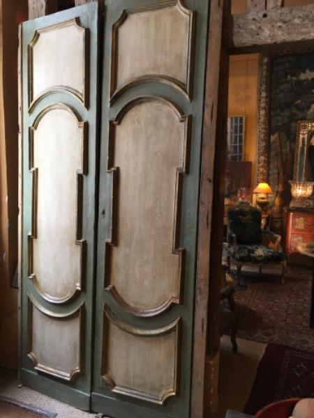 Paire de portes de boiserie italiennes peintes en bois sculpté XVIII ème 