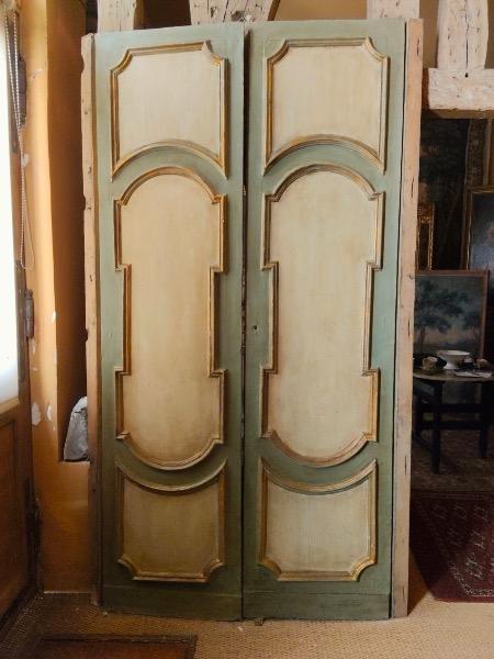 Paire de portes de boiserie italiennes peintes en bois sculpté XVIII ème 