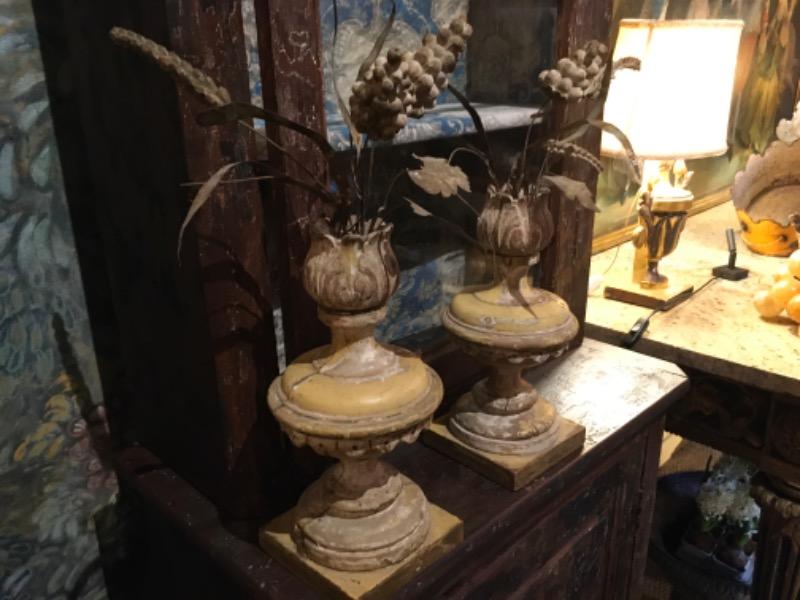 Paire de pots en bois surmontés de raisins et de blé ( feuilles en métal )