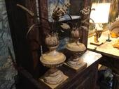 Paire de pots en bois surmontés de raisins et de blé ( feuilles en métal )