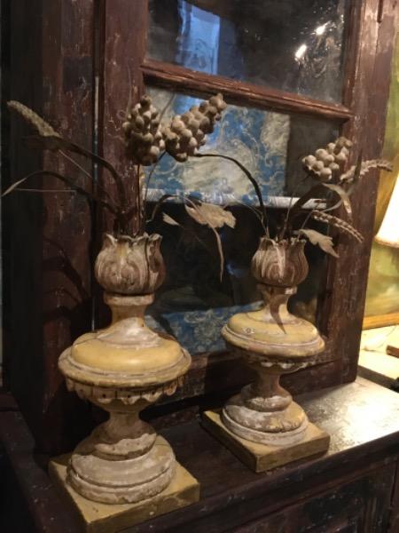 Paire de pots en bois surmontés de raisins et de blé ( feuilles en métal )