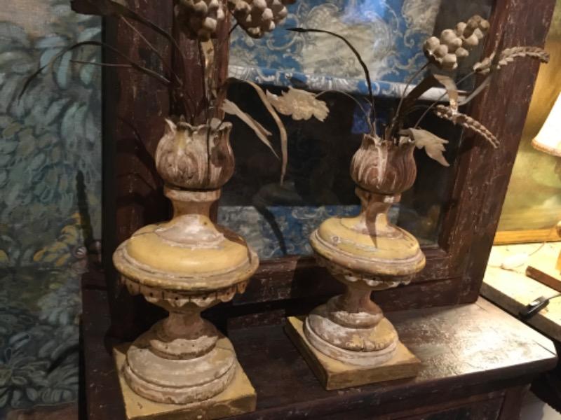 Paire de pots en bois surmontés de raisins et de blé ( feuilles en métal )