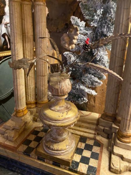 Paire de pots en bois surmontés de raisins et de blé ( feuilles en métal )