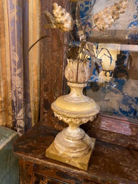 Paire de pots en bois surmontés de raisins et de blé ( feuilles en métal )