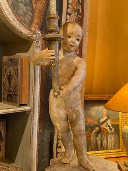 Paire de putti en bois sculpté polychrome tenant une torchère d’époque 18 ème