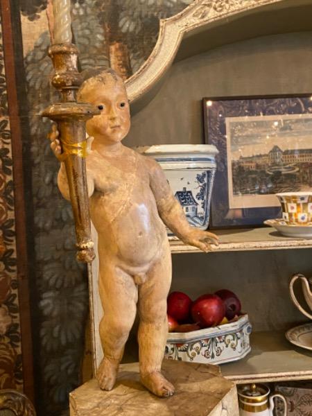 Paire de putti en bois sculpté polychrome tenant une torchère d’époque 18 ème