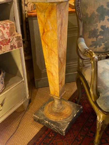Paire de putti en bois sculpté polychrome tenant une torchère d’époque 18 ème