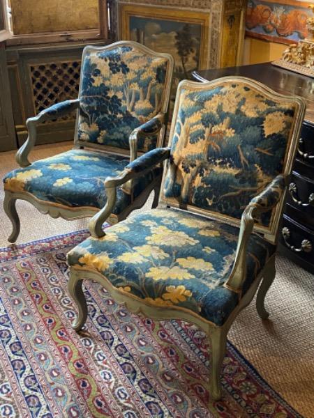 Paire de sièges peints provençaux XVIII ème recouverts de tapisseries 18 ème