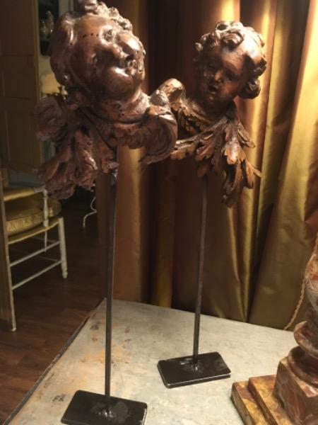 Paire de têtes d’anges 18 ème en bois naturel ( socles en métal )