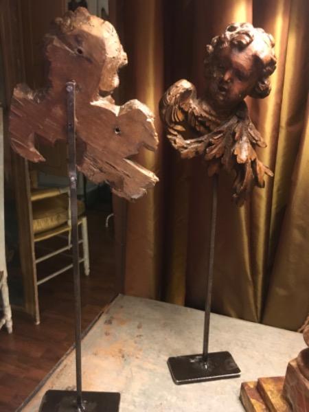 Paire de têtes d’anges 18 ème en bois naturel ( socles en métal )