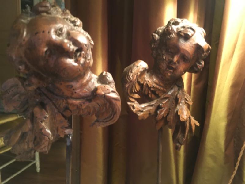 Paire de têtes d’anges 18 ème en bois naturel ( socles en métal )