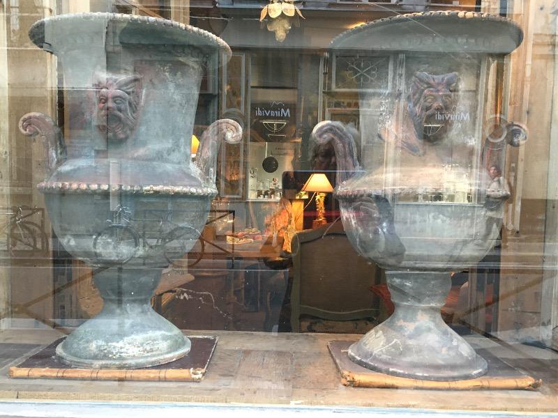 Paire de vases en terre cuite fin XIX ème ( belle patine )