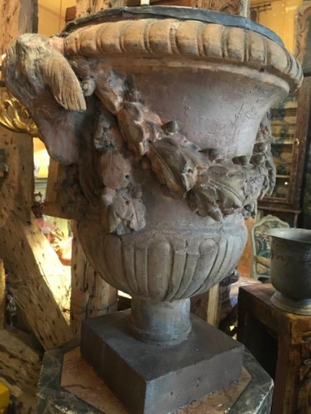 Paire de vasques en terre cuite ( intérieur en plomb ) d.´époque 18 ème - accidents et manque sur les têtes d´animaux