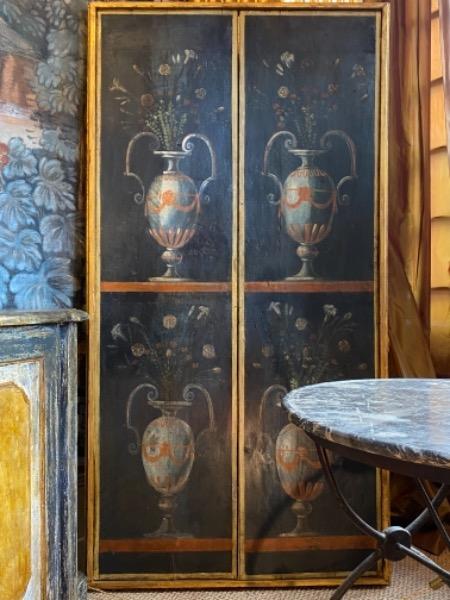 Panneau directoire pouvant servir de porte avec décor de vases en trompe-l’œil pompéiens 