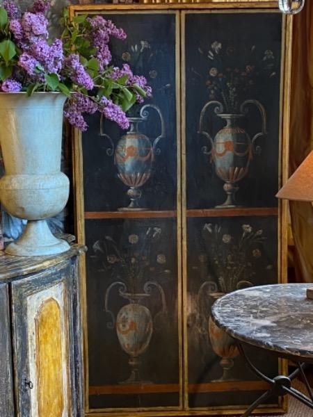 Panneau directoire pouvant servir de porte avec décor de vases en trompe-l’œil pompéiens 