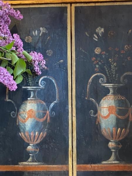Panneau directoire pouvant servir de porte avec décor de vases en trompe-l’œil pompéiens 