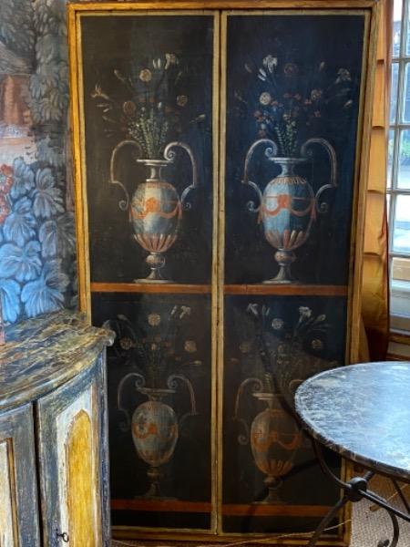Panneau directoire pouvant servir de porte avec décor de vases en trompe-l’œil pompéiens 