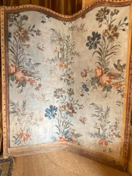 Paravent 2 feuilles époque XVIII ème à motif floral, papillons et oiseaux