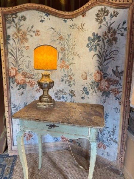 Paravent 2 feuilles époque XVIII ème à motif floral, papillons et oiseaux