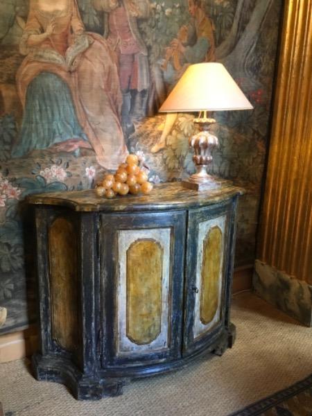 Petit buffet peint galbé ouvrant sur 2 portes ( Italie XIX ème)
