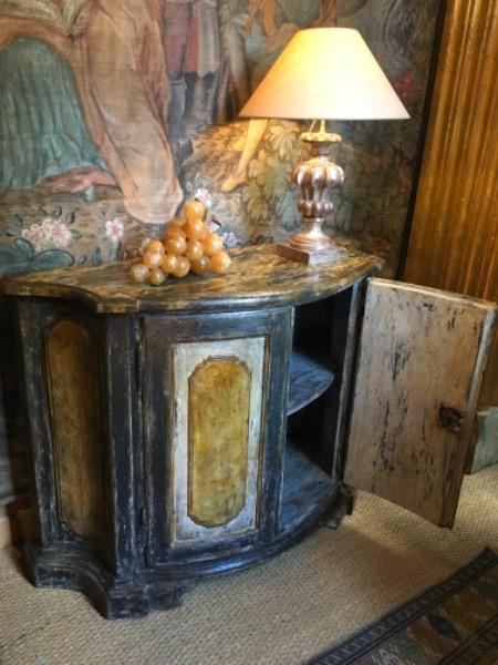 Petit buffet peint galbé ouvrant sur 2 portes ( Italie XIX ème)