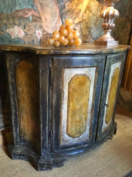Petit buffet peint galbé ouvrant sur 2 portes ( Italie XIX ème)