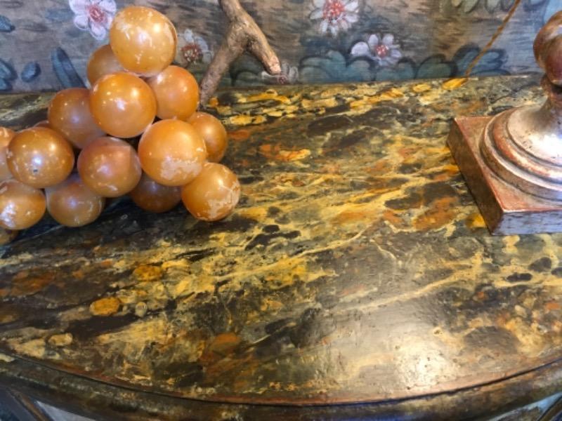 Petit buffet peint galbé ouvrant sur 2 portes ( Italie XIX ème)