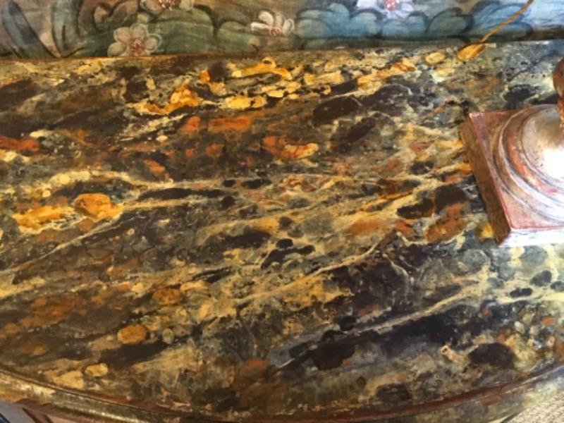 Petit buffet peint galbé ouvrant sur 2 portes ( Italie XIX ème)