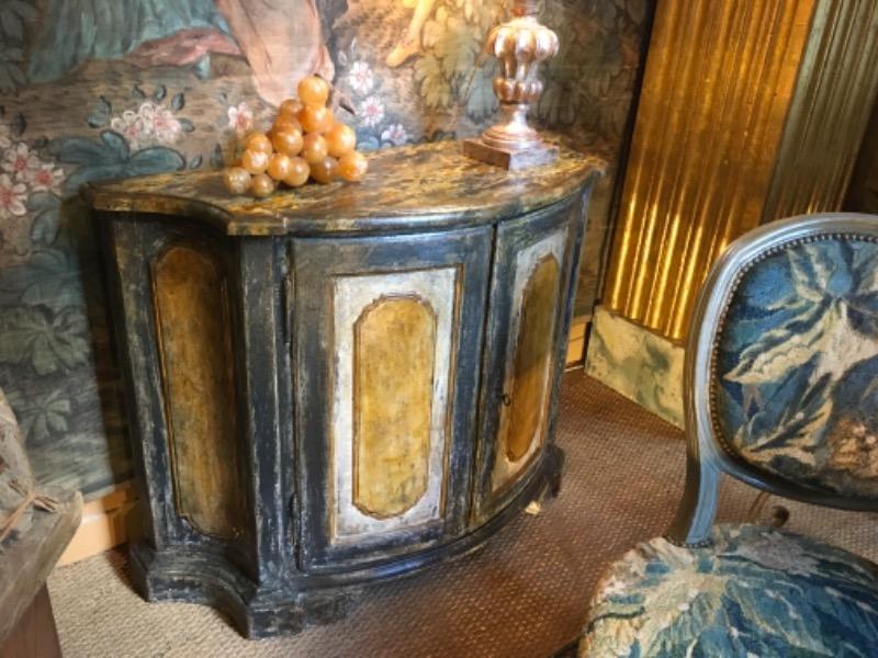 Petit buffet peint galbé ouvrant sur 2 portes ( Italie XIX ème)