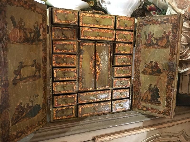 Petit cabinet vénitien, arte povera en partie XVIII ème, les tiroirs sont restaurés