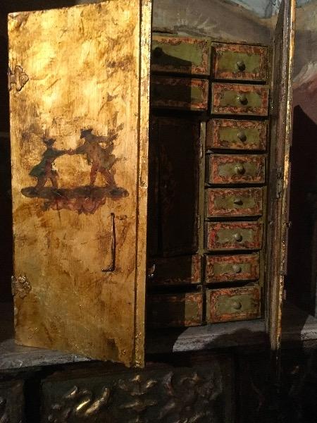 Petit cabinet vénitien, arte povera en partie XVIII ème, les tiroirs sont restaurés