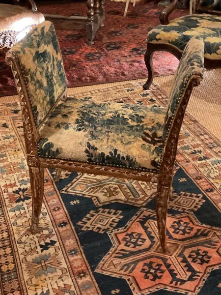 Petit siège italien XVIII ème recouvert d’une tapisserie 18 ème 