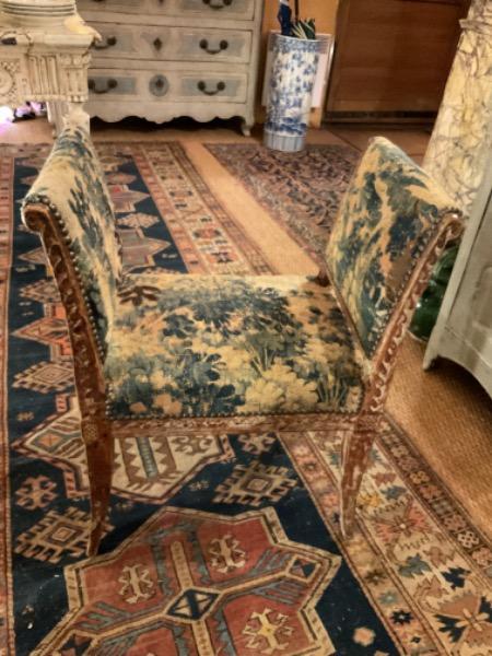 Petit siège italien XVIII ème recouvert d’une tapisserie 18 ème 