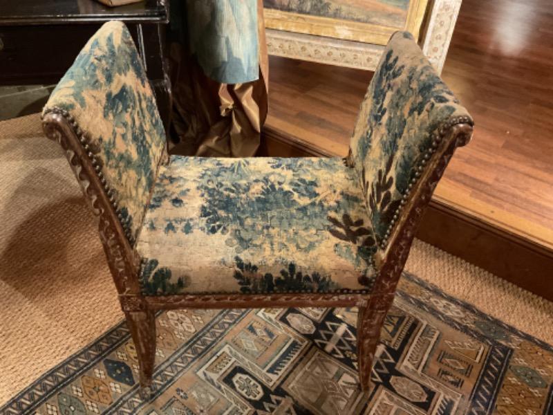 Petit siège italien XVIII ème recouvert d’une tapisserie 18 ème 