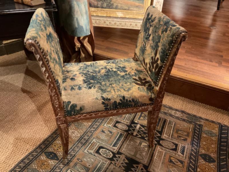 Petit siège italien XVIII ème recouvert d’une tapisserie 18 ème 