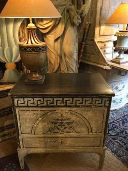 Petite commode 1830 peinte ouvrant sur 3 tiroirs