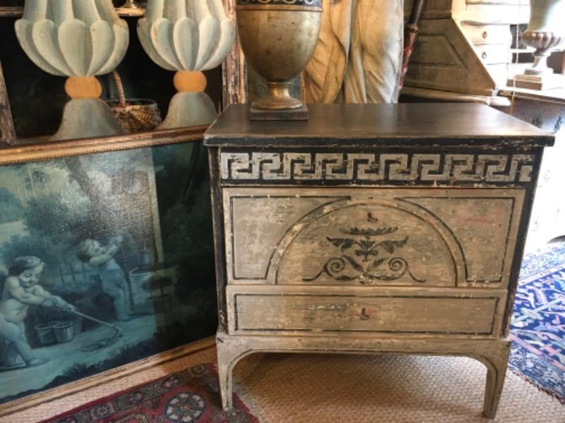 Petite commode 1830 peinte ouvrant sur 3 tiroirs