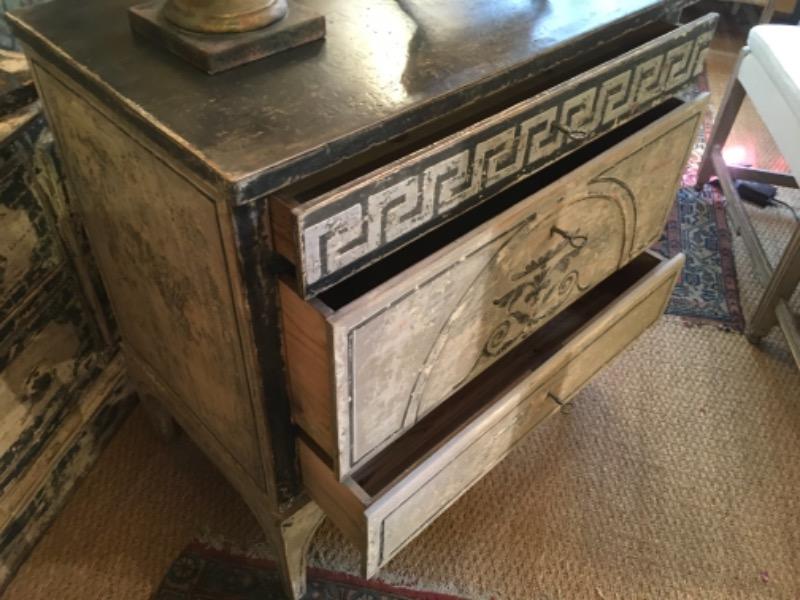 Petite commode 1830 peinte ouvrant sur 3 tiroirs