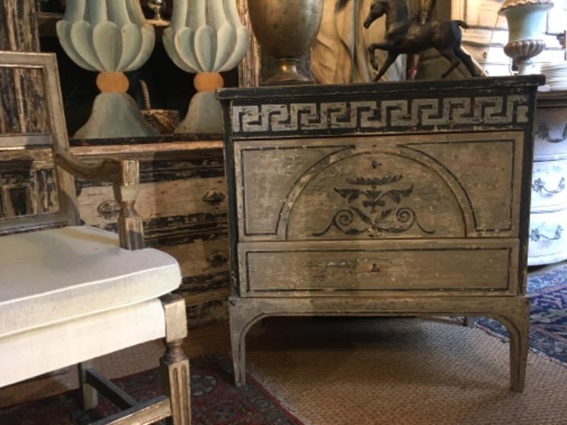 Petite commode 1830 peinte ouvrant sur 3 tiroirs